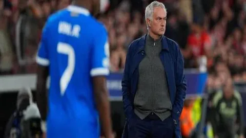 “若台海冲突升级，解放军击沉美航母，美或将导弹对准中国”